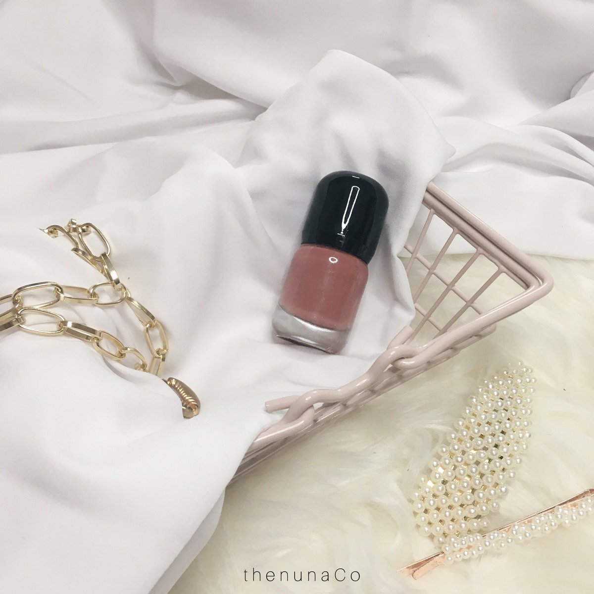 ThenunaCo's tweet photo. Based on true story!!

Every time i keluar or post story mesti orang tanya “cantiknya kuku!! Buat kat manaaa?!!” “Kuku tu pakai nail polish apaaa?” And so on. 

Benda yang baik kita kena kongsi bersama betul tak? I just guna Peel Off Nail Polish berharga RM12 sahaja tauuu 😋 https://t.co/apjKzgx92D