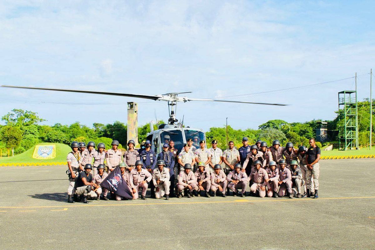 FuerzaAereaRD's tweet photo. Miembros de la Policía Nacional realizan entrenamiento SWAT en la 
FARD 🇩🇴💯

Miembros instructores de esta institución entrenaron a la promoción número 23 de la Policía Nacional en el Curso de Operaciones Aeromóviles.

@PoliciaRD
#SomoslaFARD
#AlasdelaPatria https://t.co/JD9rKqopJp