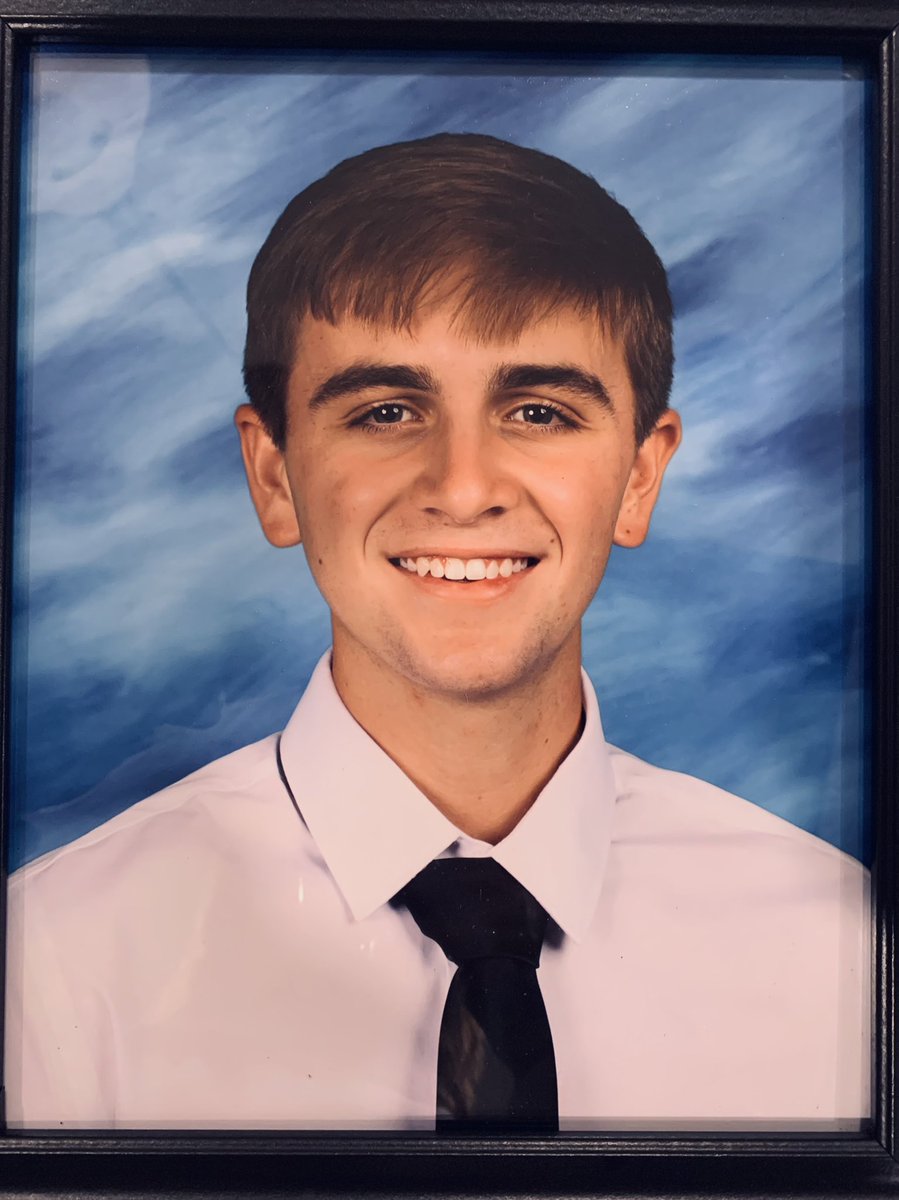 drewsmomnicole1's tweet photo. Just opened his senior portraits. Small breakdown may have occurred. 💙 #boymom #heismyworld https://t.co/RtfZ6hjrYh