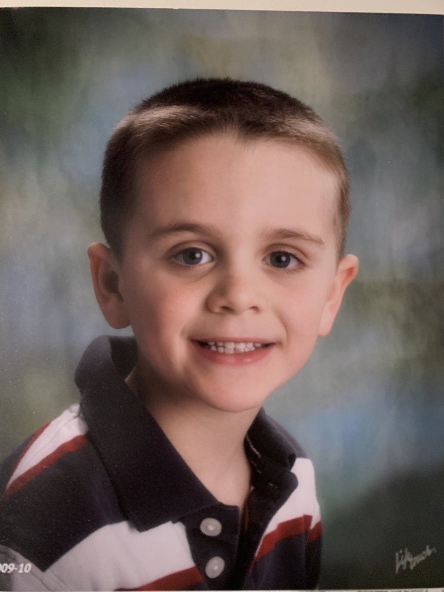 drewsmomnicole1's tweet photo. Just opened his senior portraits. Small breakdown may have occurred. 💙 #boymom #heismyworld https://t.co/RtfZ6hjrYh