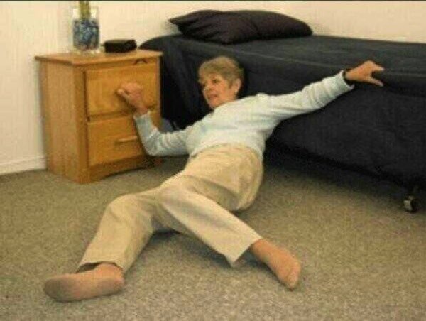 kirstenboer_'s tweet image. chris harrison “there won’t be a cocktail party or rose ceremony tonight”
“dale can i speak to you outside?”
me: