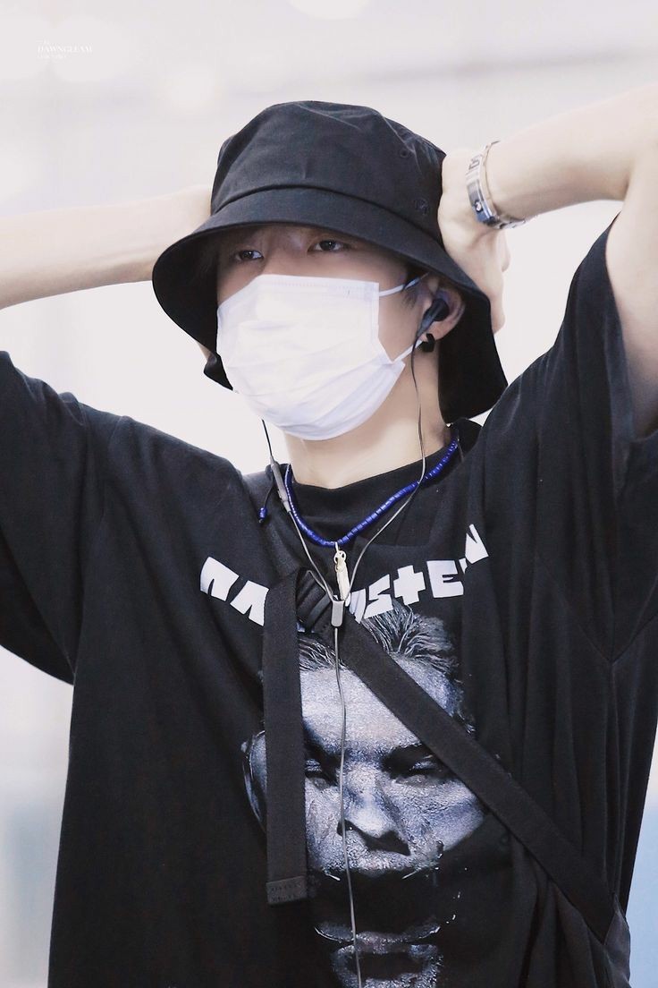 WANGYIBOTW's tweet photo. ᅟᅟᅟᅟᅟᅟ * ¡ 🔥 ، ‘ ᥕhᥱrᥱ ιs ᥕᥲᥒg ყιbo todᥲყ? #EXOLVE2ndCB × #OVEREXOLVE
📍 Show Music Core Live.
GRITO como el fan de wanda porque hoy Taizi debuta en @EXOLVETW y estoy muy muy muy feliz por él, te amo taitai.
Pd: la segunda foto es porque siempre llego tarde https://t.co/HY9P9GgLyB