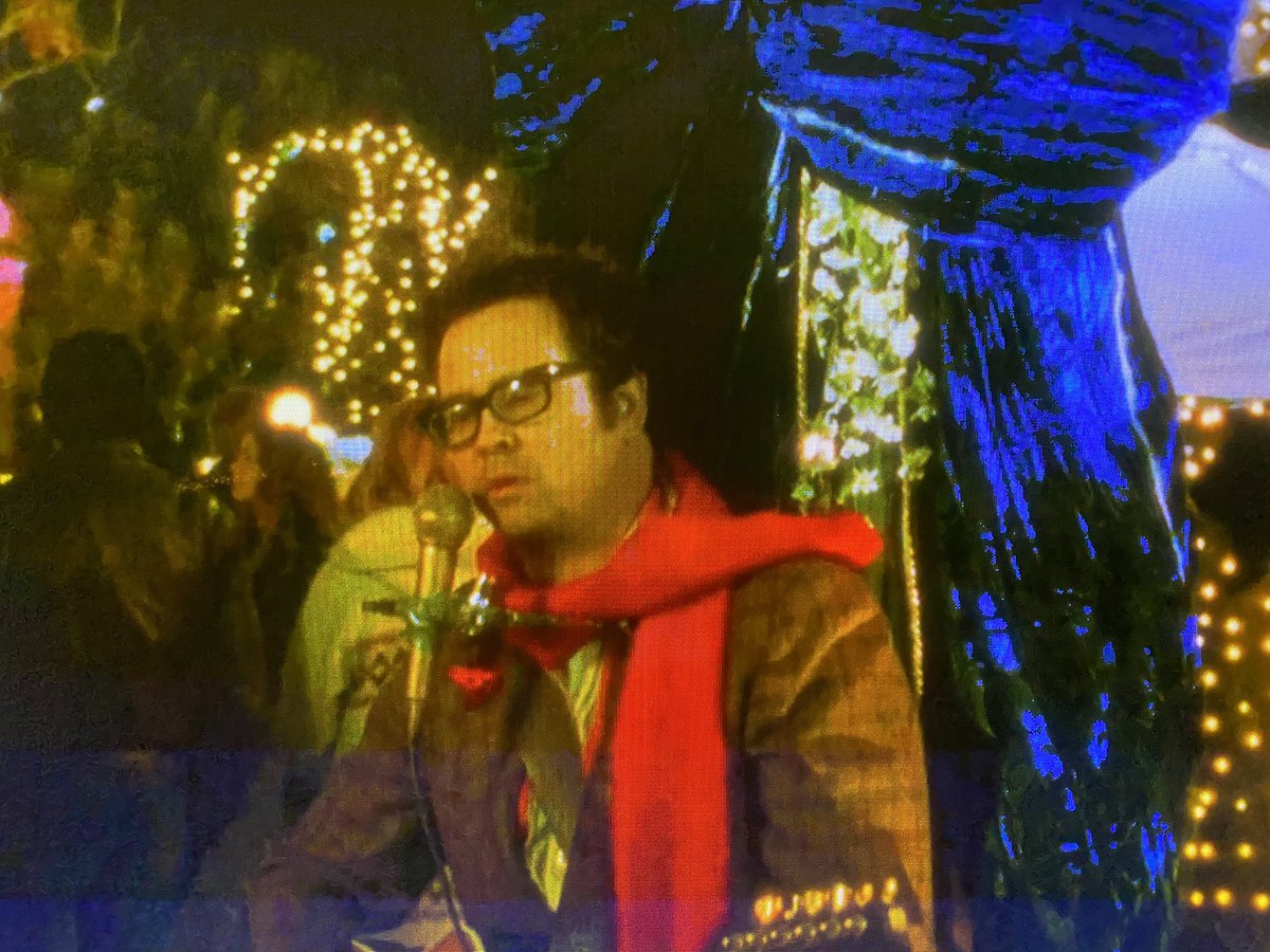 latetothehallow's tweet photo. What’s up with this weird random street performer guy?? #awkward #GilmoreGirls #S1E16 #latetothehollow https://t.co/mM8Dc06V9i
