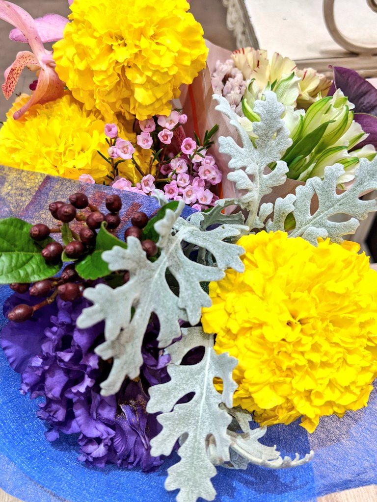 大丸札幌店 デパ地下トピックス お花を自分に お友達に アレンジメント お作りいたします 地1階ほっぺタウン生花売場 フィオーレフェリーチェでは 季節の素敵なお花ご用意してます ぜひお立ち寄り下さいね アレンジメント お花 おうち時間