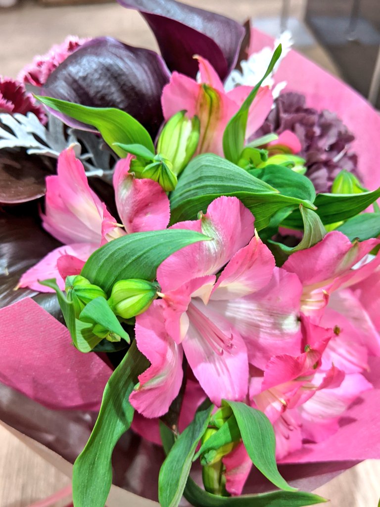 大丸札幌店 デパ地下トピックス お花を自分に お友達に アレンジメント お作りいたします 地1階ほっぺタウン生花売場 フィオーレフェリーチェでは 季節の素敵なお花ご用意してます ぜひお立ち寄り下さいね アレンジメント お花 おうち時間