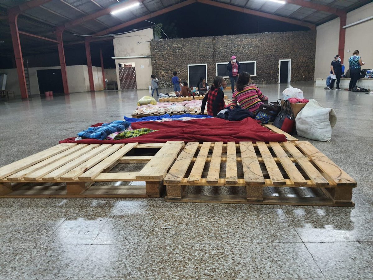JCChanta_EU's tweet photo. #EULluvias.
Albergue de la cabecera de Zacapa no estaba preparado y las personas dormirán esta noche en tarimas de madera tras efecto de depresión tropical Eta en esa región. 
Iglesias donan alimento y ropa. 
Información: @EDelaCruz_EU. https://t.co/BK0zK60GEg