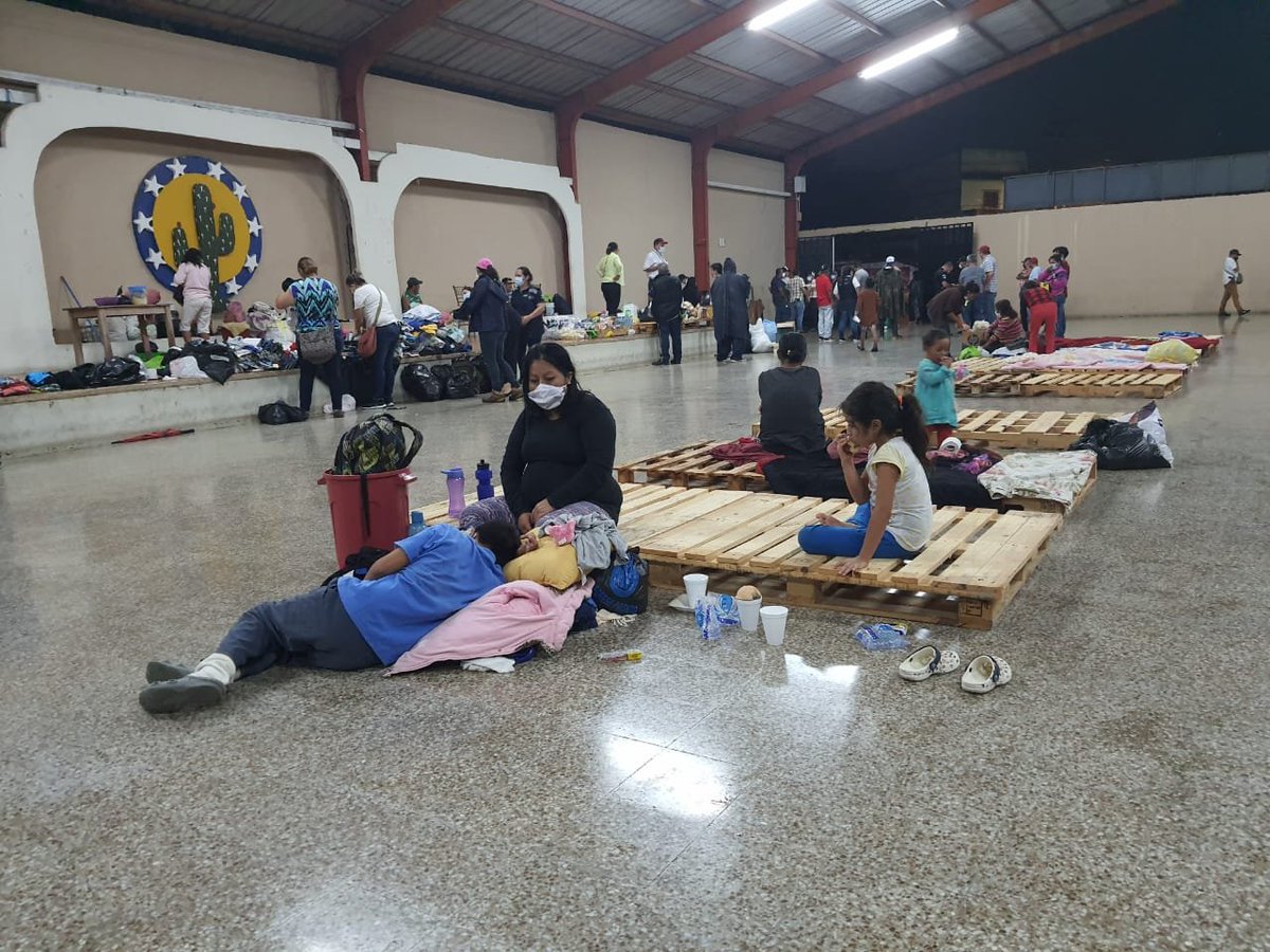 JCChanta_EU's tweet photo. #EULluvias.
Albergue de la cabecera de Zacapa no estaba preparado y las personas dormirán esta noche en tarimas de madera tras efecto de depresión tropical Eta en esa región. 
Iglesias donan alimento y ropa. 
Información: @EDelaCruz_EU. https://t.co/BK0zK60GEg