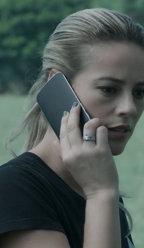 Jeiza usando o celular com ele de cabeça para baixo, esse é o tweet 
#AForçaDoQuerer