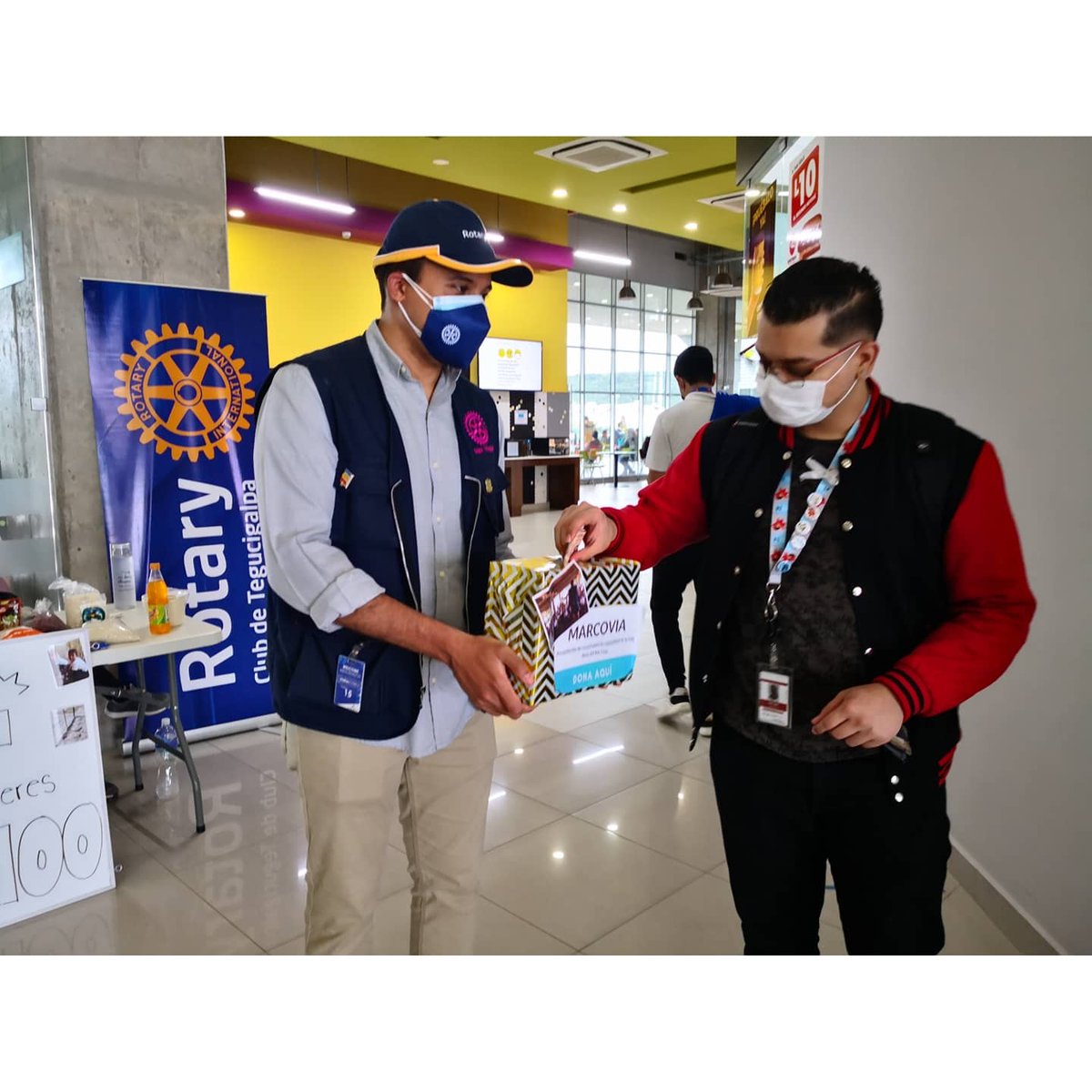 RotaractdeTegus's tweet photo. Hicimos una recolecta se fondos para comprar y llevar víveres a los habitantes de la Isla Boca del Río Viejo. Una comunidad pesquera que también participa activamente en la Veda de la tortuga golfina.
Ellos han sido afectados fuertemente por la pandemia y las lluvias. https://t.co/9l0Qq1u4Rr