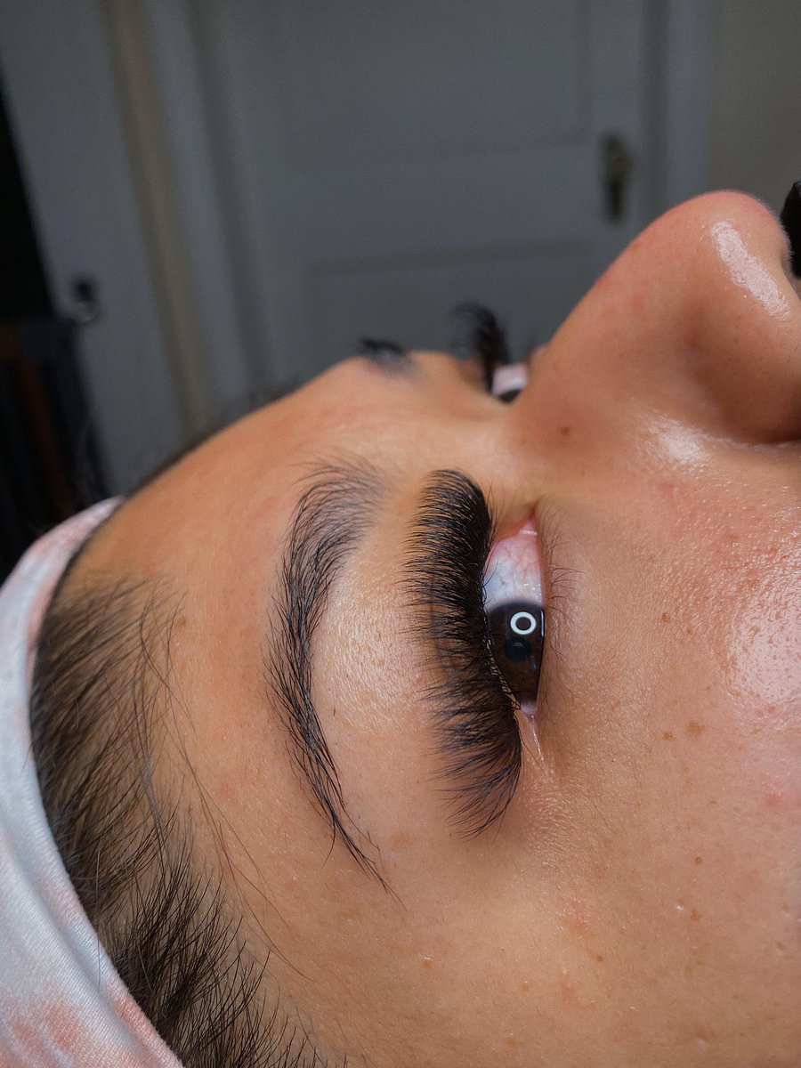 desxoxox's tweet photo. Hi Twitter! I am a local lash tech building my platform! I am currently doing a giveaway on Instagram @luvlashgalore Also, November calendar is open; Link in bio to book. https://t.co/MK3TjIi1Q9