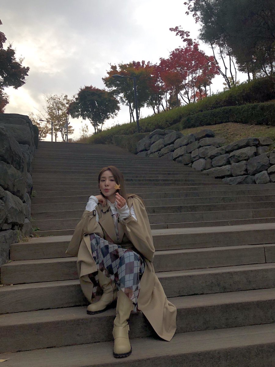 krungy21's tweet photo. 어디야~?! 언제와? >.< 누군가를 기다리는 가을 여인 너낌~ 🍂🍁 오늘은~ 해외에서 한국에 오지 못하는 분들을 위한 언택트 서울투어 하는날~ 🇰🇷🤗 #다라티비 #다라투어 in #서울 #DaraTV #DaraTour in #Seoul Abangan!!!!! https://t.co/WTrHsl1sc1