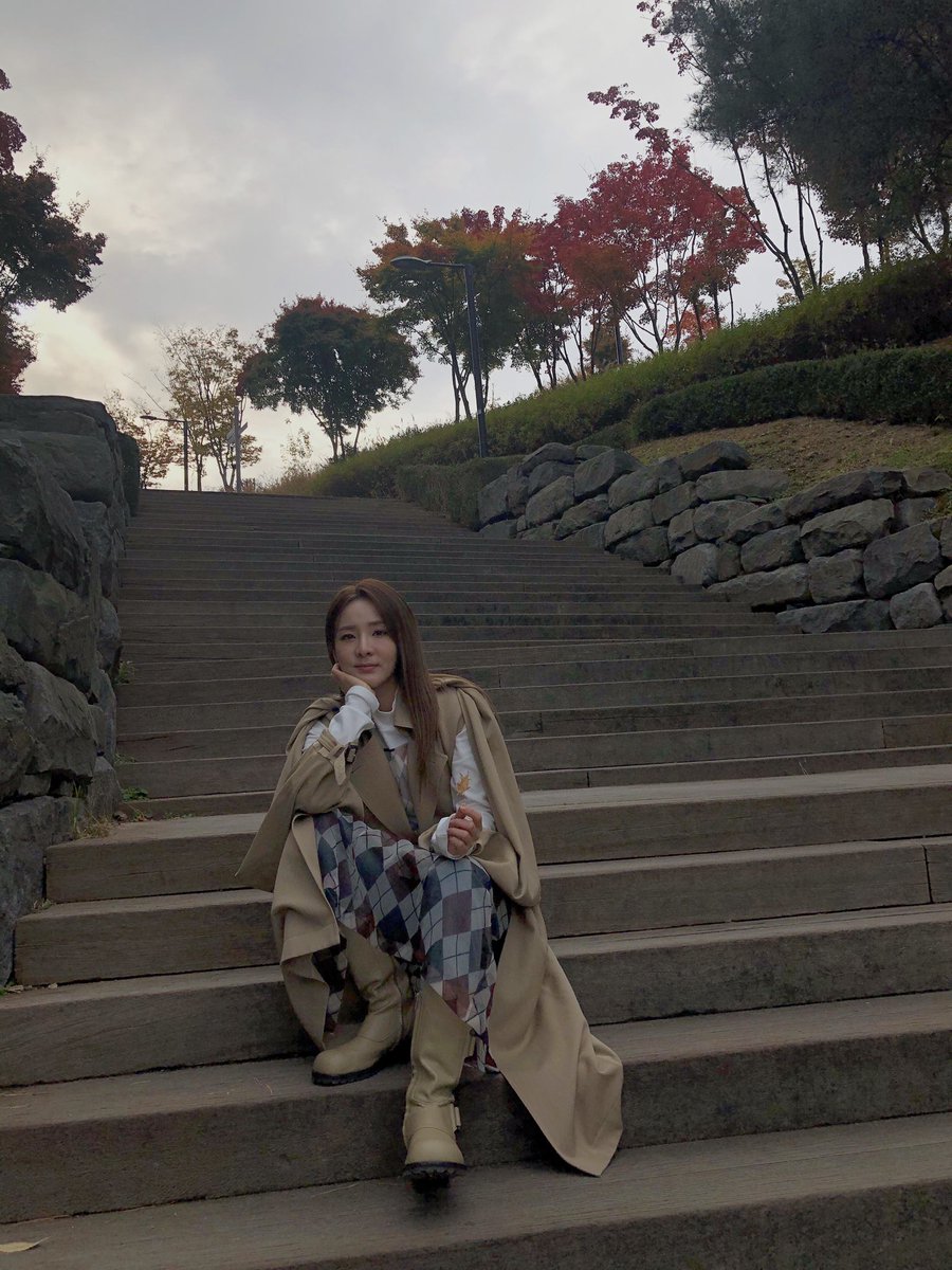 krungy21's tweet photo. 어디야~?! 언제와? >.< 누군가를 기다리는 가을 여인 너낌~ 🍂🍁 오늘은~ 해외에서 한국에 오지 못하는 분들을 위한 언택트 서울투어 하는날~ 🇰🇷🤗 #다라티비 #다라투어 in #서울 #DaraTV #DaraTour in #Seoul Abangan!!!!! https://t.co/WTrHsl1sc1