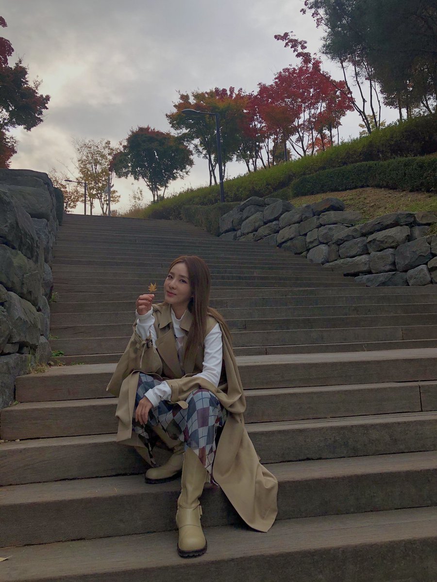 krungy21's tweet photo. 어디야~?! 언제와? >.< 누군가를 기다리는 가을 여인 너낌~ 🍂🍁 오늘은~ 해외에서 한국에 오지 못하는 분들을 위한 언택트 서울투어 하는날~ 🇰🇷🤗 #다라티비 #다라투어 in #서울 #DaraTV #DaraTour in #Seoul Abangan!!!!! https://t.co/WTrHsl1sc1