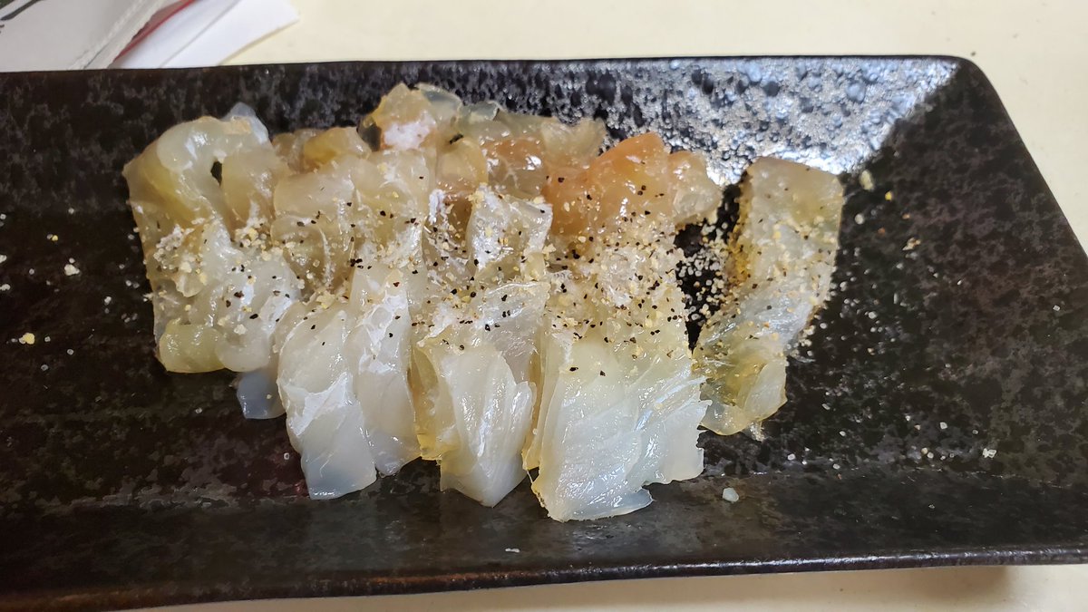 我が名はfishギャングwolfくん 25歳 発見と 再度驚き ヒラメの昆布締めを1日以上やると 水分が抜けてまるで刺身ベーコンなような食感 粗びき塩コショウとレモン汁が合う そしてアイナメの天麩羅がガチ旨い 1位が穴子なら 二位はアイナメ 魚