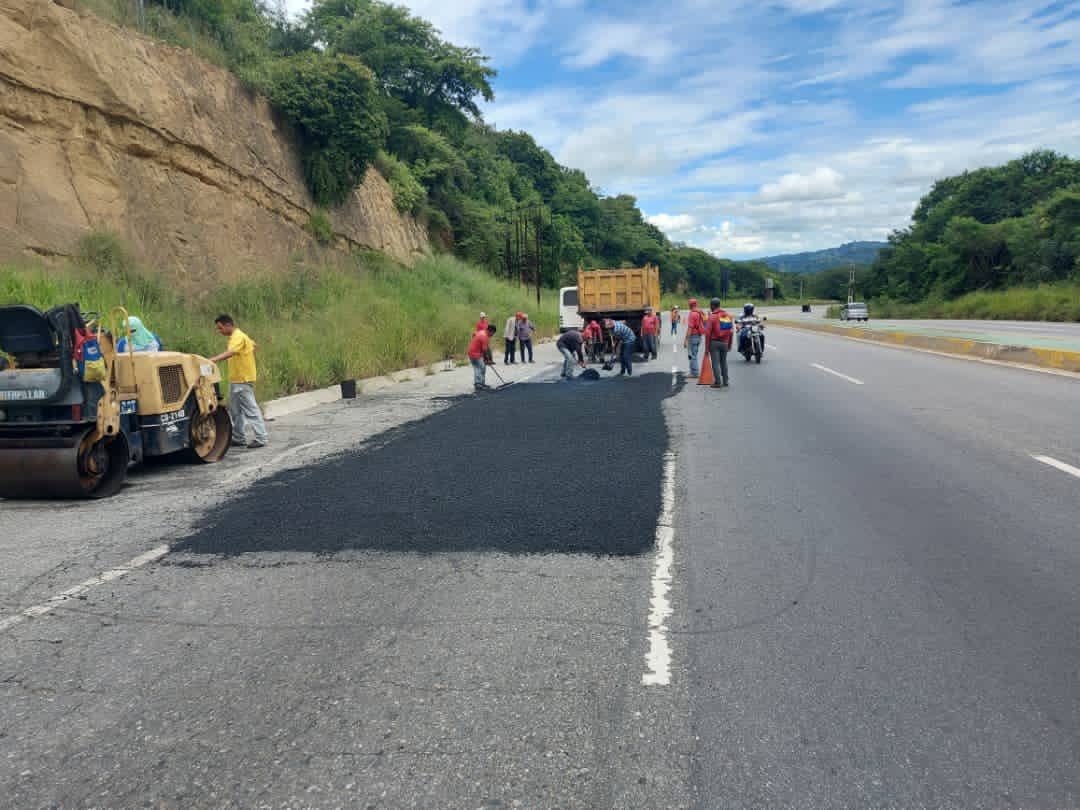 RangelSilva4F's tweet photo. #5Nov Nos desplegamos en la autopista Cruz Carrillo (Eje Vial) para ejecutar trabajos de embellecimiento, limpieza y mantenimiento, rumbo al Bicentenario de los Tratados de Trujillo. Estamos ultimando los detalles para conmemorar tan importante fecha.
#SolidaridadContraElBloqueo https://t.co/jTVDXFzWBT