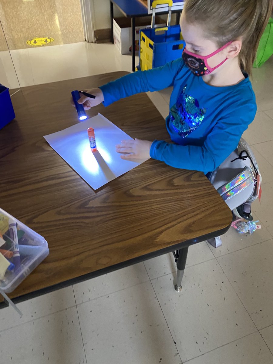 mrsyelin's tweet photo. Exploring shadows and learning that the  placement of the light source determines its size and shape. #wearescientists https://t.co/WSc22oWoRH