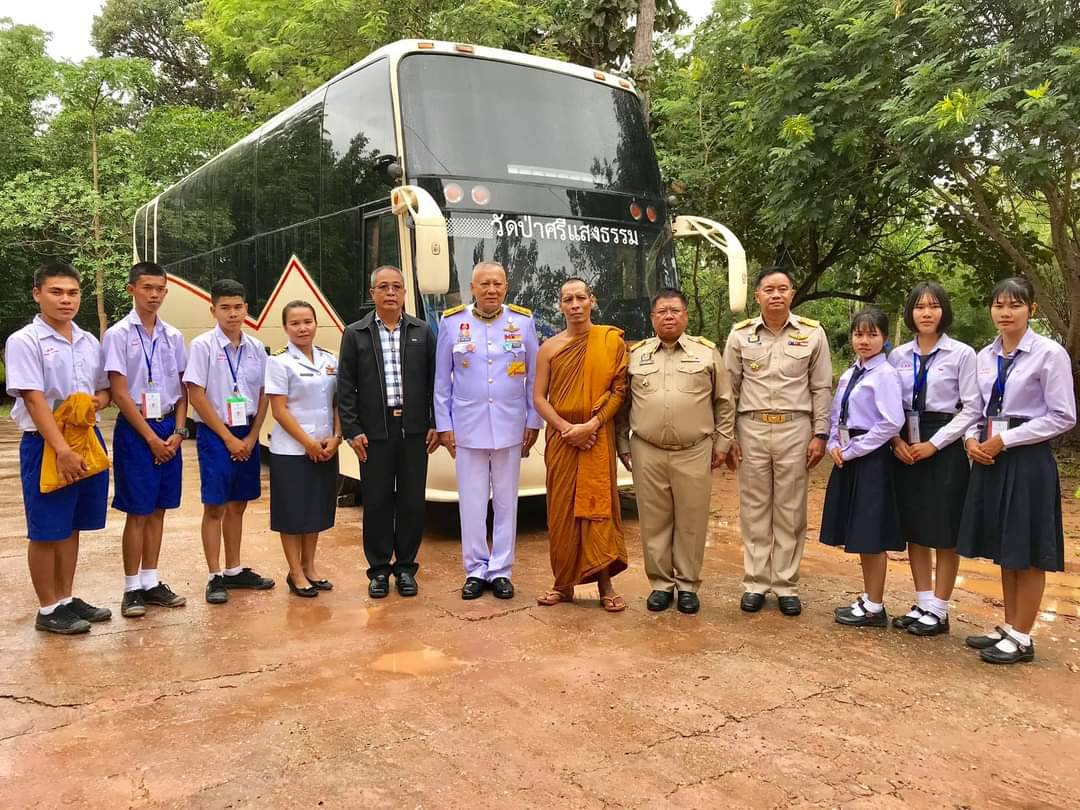 Denfah4's tweet photo. ในหลวง ร.๑๐ พระราชทานรถบัสโดยสาร 30 ที่นั่งให้แก่วัดป่าศรีแสงธรรมเพื่อนำไปรับส่งนักเรียนโรงเรียนศรีแสงธรรมในชนบทตามแนวชายแดน ฯ
#RealLove 
#6พยเรารักในหลวง https://t.co/qQ9aSNUATJ