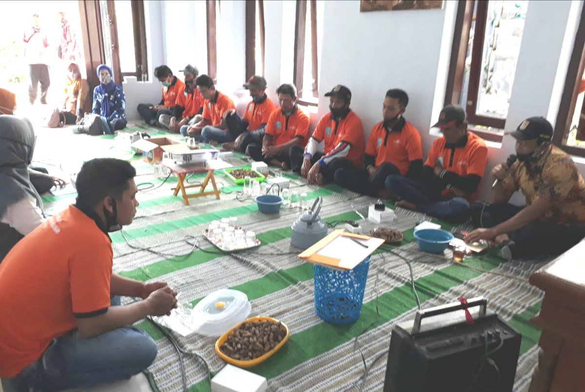 Perikanankabmlg's tweet photo. 5/11 UPT. Lab Kesehatan Ikan &amp; Lingkungan Pasuruan Dinas Kelautan Perikanan Prov. Jatim bersama Dinas Perikanan Kab Malang penyuluh perikanan bantu Kec turen menggelarkan Pertemuan Dalam Rangka Sosialisasi Hama &amp; Penyakit Ikan di Pokdakan Andeman Farm. pertemuan dilaksanakan https://t.co/jKMpghWYal