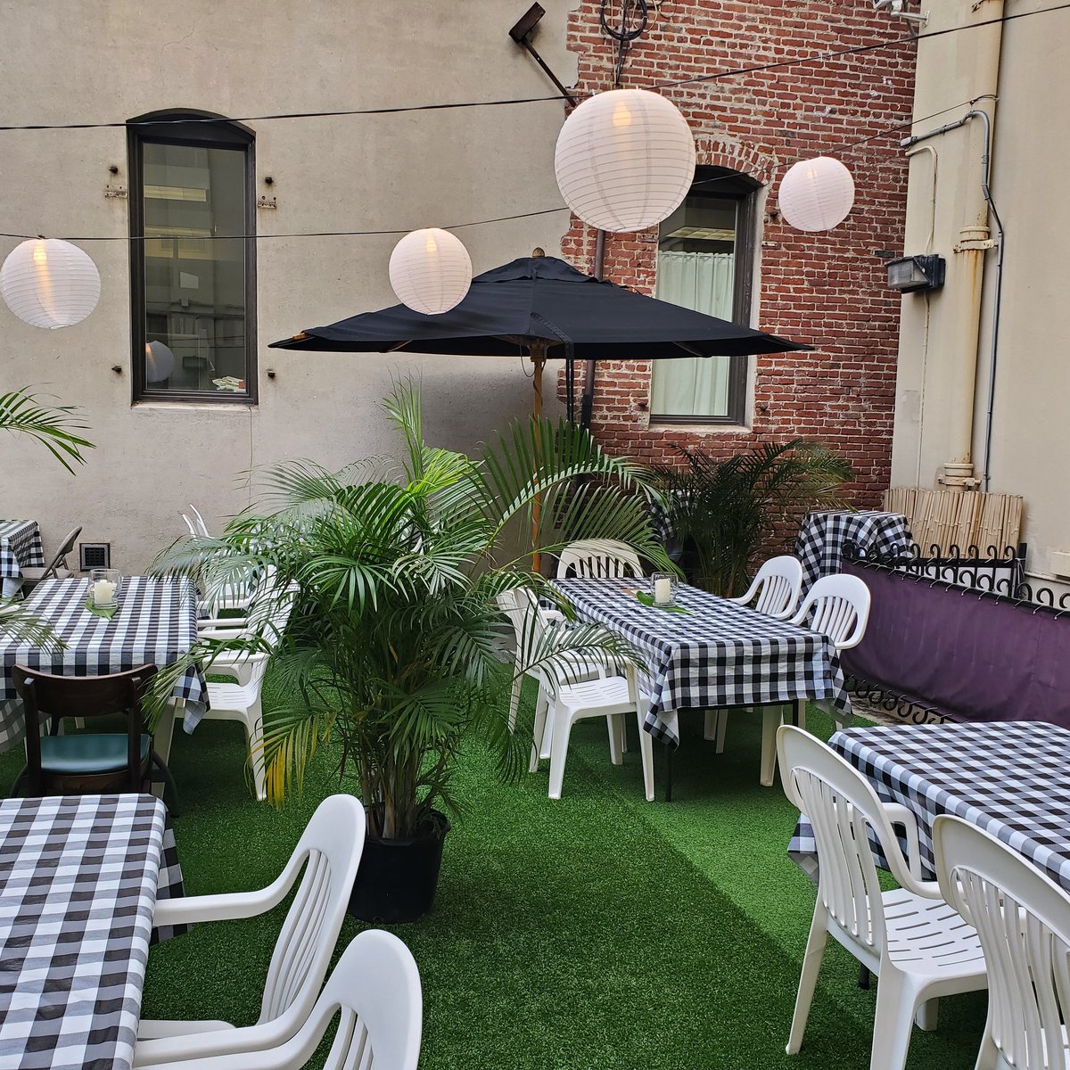 murphysdowntown's tweet photo. Still a few seats left for outdoor dining. Please call 531-0422 for reservations. 
#outdoordining #outdoordininghawaii #dineinordineout https://t.co/kOEIsh71CU