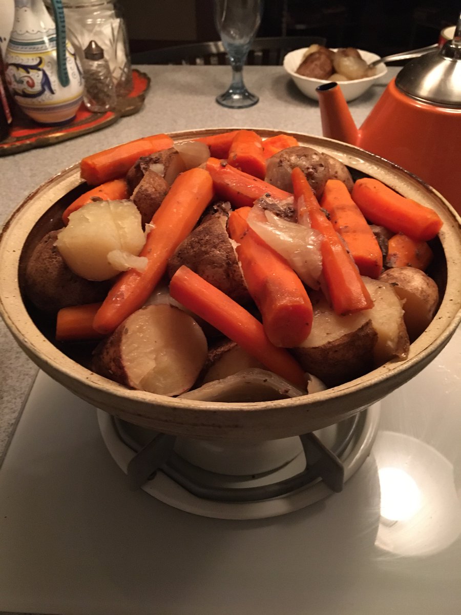 Toyu_Frey's tweet photo. @GordonRamsay What do you think of my mom’s roast vegetables? (Roast is in another pic, but the veggies look better) https://t.co/NdXDvlQE5o