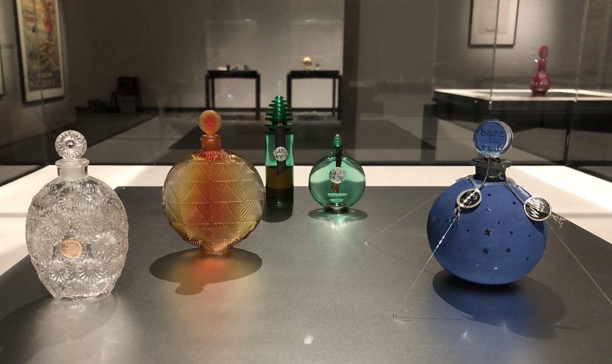 香りの器 展より、こちらはルネ・ラリックの香水瓶。すべて1920年代