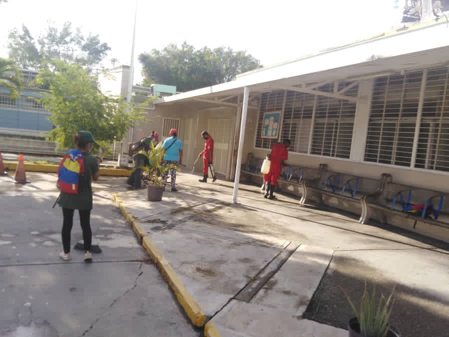 #SolidaridadContraElBloqueo Operativo de limpieza y desinfección en la sede del IVSS en la urb. Trapichito, cuadrillas de  Guarenas Bella, suman más de 2000 operativos de desinfección en nuestro Municipio Plaza #GuarenasGobiernoObediencial