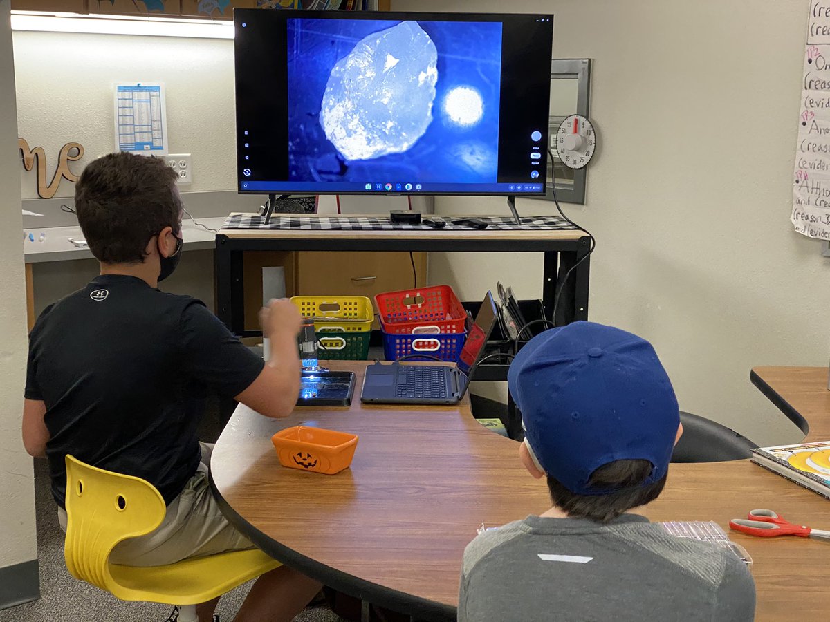 MsWoodClass's tweet photo. #reaganrays ecologist strike gold! 😂Well... definitely microscopic 🌱 life! Rocks are so cool under a microscope! I love these moments as a teacher!🤗 #WeLoveScience #STEAMForward20 https://t.co/JJKqHLQbM2