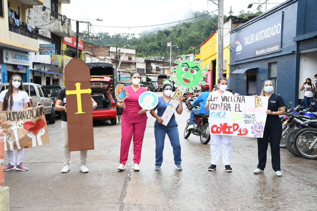 SanVicenteCh's tweet photo. SENSIBILIZACIÓN sobre #USOdelTAPABOCAS/#PROTOCOLOS #ANTICOVID19: cada quien es contribuye a cortar la cadena de contagio. Con #GobiernoDeSanVicente_ #SecretaríaDeDesarrolloSocialComunitario- #ESEHospitalElCarmen- #PIC2020- @PoliciaColombia. #OscarRodríguezAlcalde. https://t.co/QKPLICY3Dm