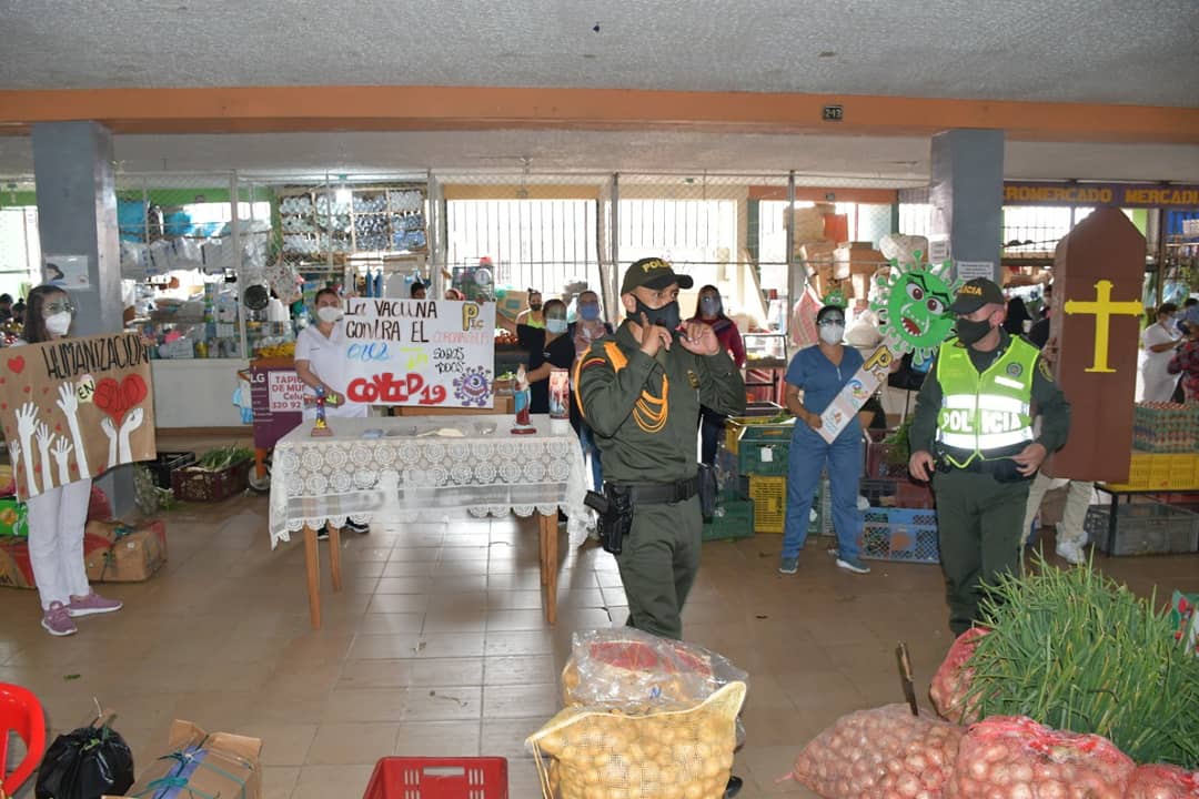 SanVicenteCh's tweet photo. SENSIBILIZACIÓN sobre #USOdelTAPABOCAS/#PROTOCOLOS #ANTICOVID19: cada quien es contribuye a cortar la cadena de contagio. Con #GobiernoDeSanVicente_ #SecretaríaDeDesarrolloSocialComunitario- #ESEHospitalElCarmen- #PIC2020- @PoliciaColombia. #OscarRodríguezAlcalde. https://t.co/QKPLICY3Dm