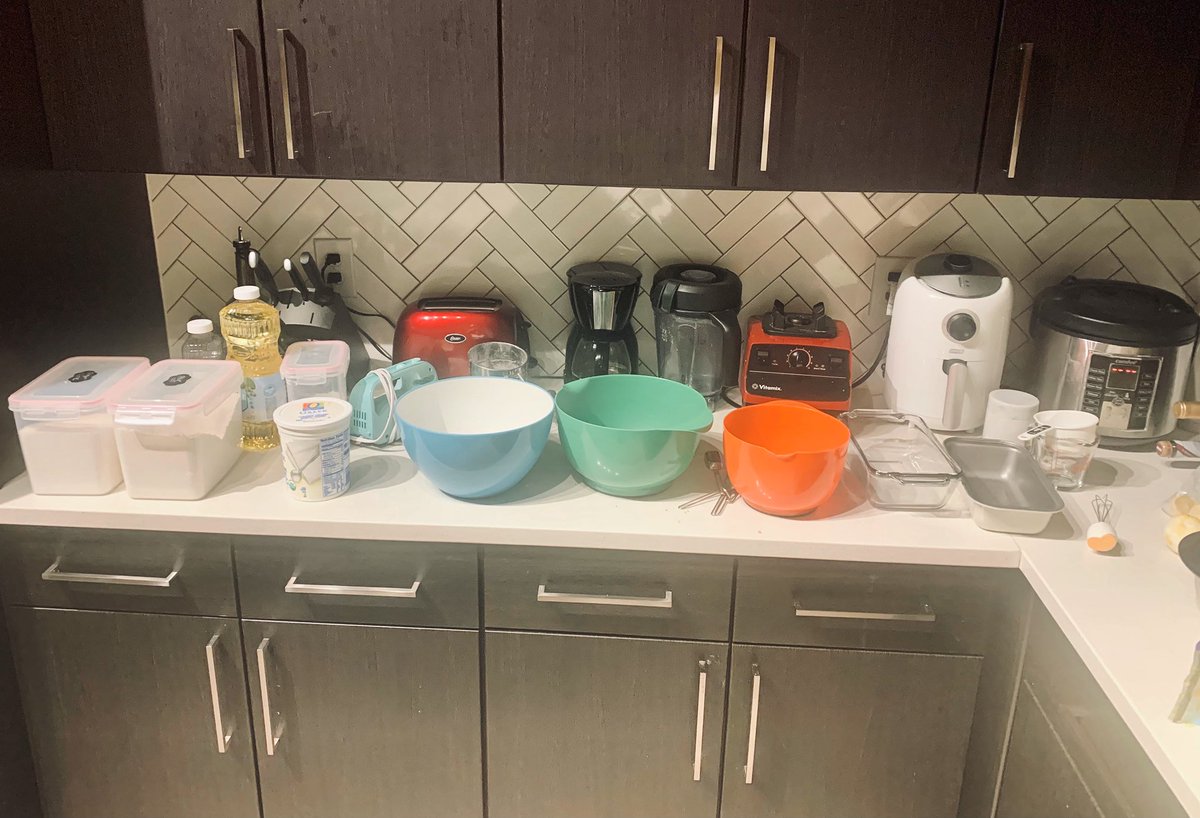 andrea_bey401's tweet photo. About to get BUSY!!!😁👩🏾🍳 #bakingtherapy #lovelanguage #SocPro https://t.co/5r4jFrA96R