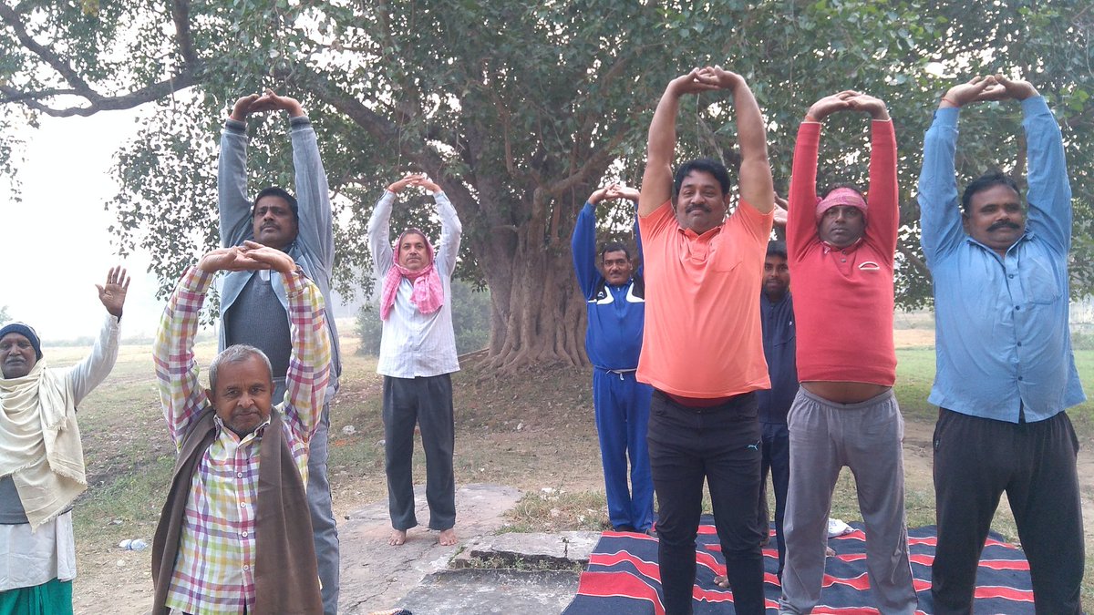 निरंजन कुमार सिंह जिला प्रभारी पतंजलि योग समिति कैमूर जो गुस्सा दुखों के साथ योगाभ्यास कराते हुए भभुआ वार्ड नंबर 1 महावीर मंदिर के पास