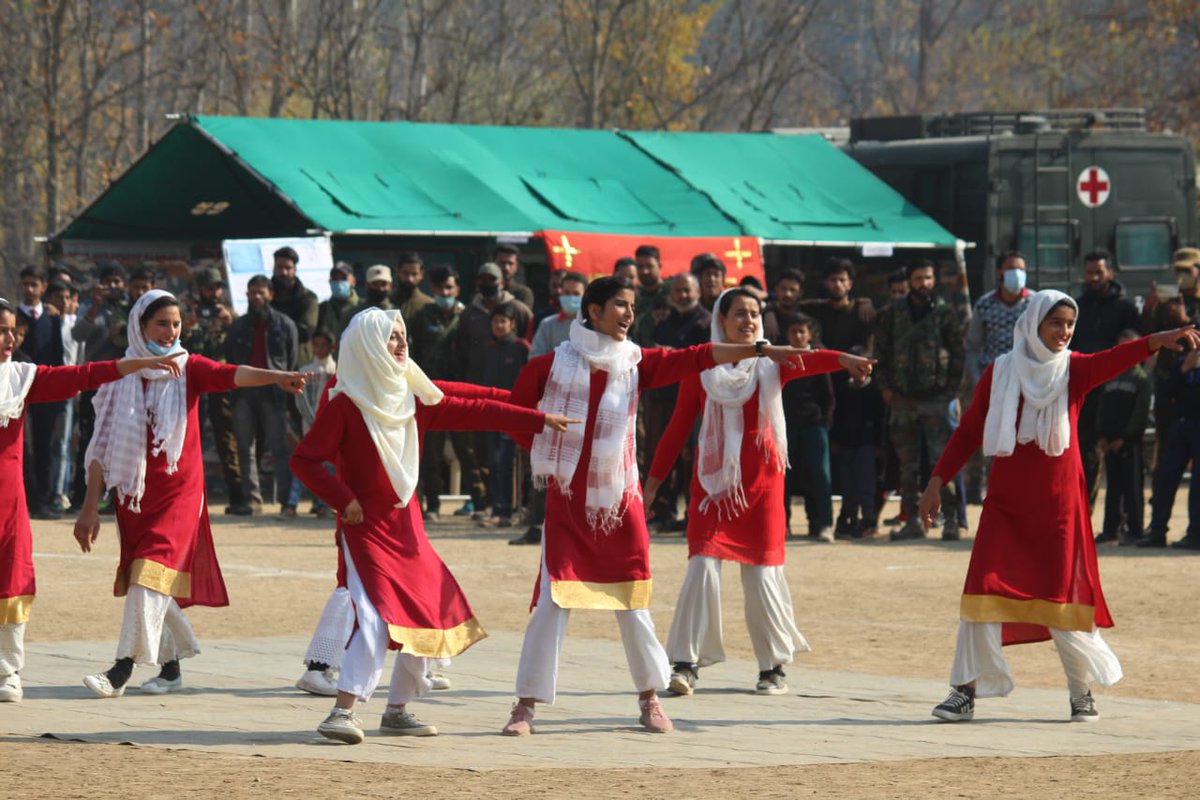 A thread on Village Mela at Model Village,  #Chandigam.Cultural programme by children of Lolab during Village Mela.first of its kind Cultural programme mixed with traditional Kashmiri dance, Punjabi Bhangra and Patriotic songs won the hearts of everyone. #Kashmir Got Talent.