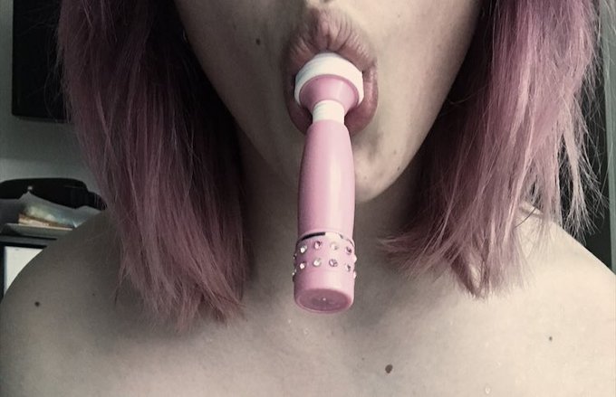 wanna hear me give you JOI and my wet pussy being fucked? see me spread my ass for you? and i bet you