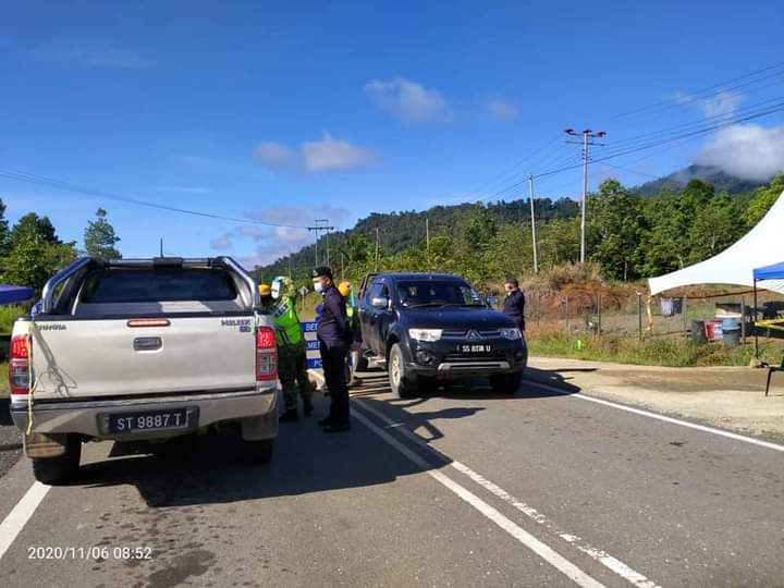 RELATongod1's tweet photo. SEKATAN JALAN RAYA DAERAH TONGOD

Tarikh: 06 November 2020 
Tempat: Kampung Singgah mata

SJR bersama RELA, PDRM dan APM mengawal pergerakan orang awam keluar masuk dan membuat pemeriksaan kenderaan yang melalui jalan ini agar mematuhi arahan semasa.
@KDNPUTRAJAYA 
@relamalaysia https://t.co/28oVuYXxd7