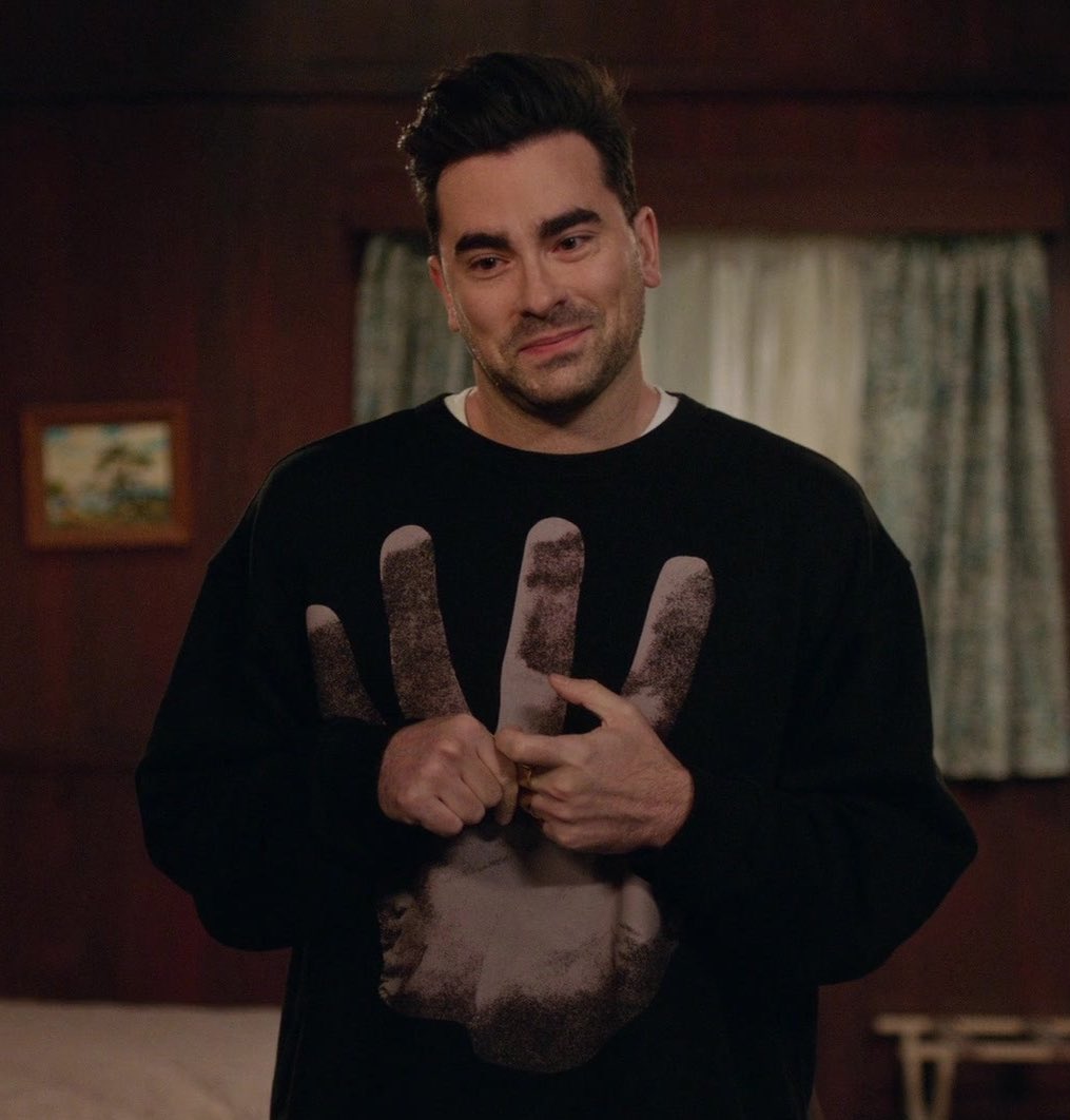 clrmontreyqs's tweet image. here’s david rose smiling to cleanse the tl since we all really need it right now