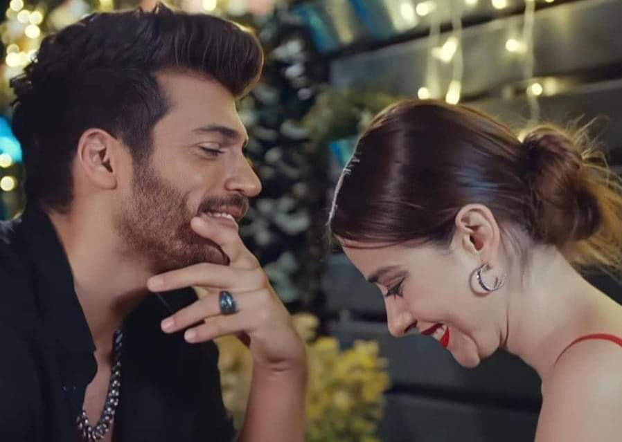 _LorellAT_'s tweet photo. Venerdì ❤️ #BayYanlis #CanYaman #OzgeGurel #EzGürForever https://t.co/xqWMqyeYL4