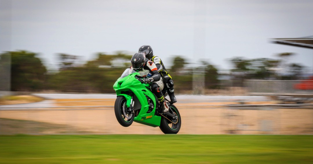 Ever wondered what it's like to ride a rocket ship?🚀 Well our Superbike hot laps are pretty close! 😂😂 Available Dec 11 ONLY! (limited) Book before they're gone! ow.ly/C5hW50C9Rsy
