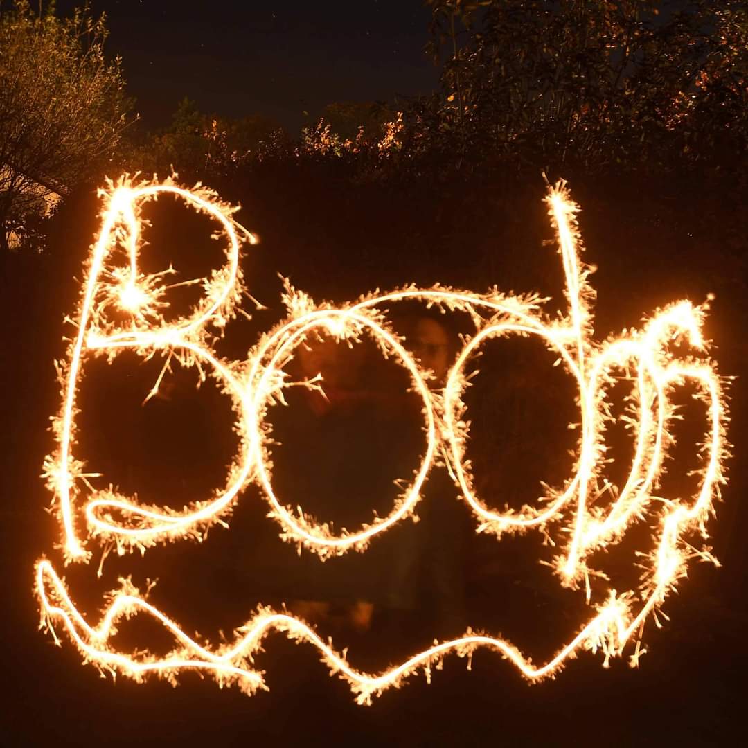 AssocBfMothers's tweet photo. Did you find new ways to have safe fun this bonfire night? One of our trainee breastfeeding counsellors has certainly been enjoying themselves π€£ How amazing is this photo π @KellyBilsland
#bonfirefun #sparklerwriting #staysafe #boobs #breastfeedingvolunteers https://t.co/APRQhVGMkm