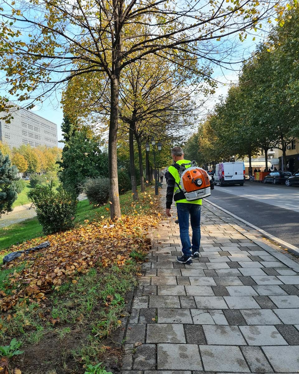 punetorettirane's tweet photo. 🏞Lana mbetet shëtitorja më e bukur për qytetarët🚶♀️🚵♂️🚶♂️e Tiranës.🌿Përherë gjelbërim🏞 dhe pastërti, falë përkushtimit të përditshëm të punëtorëve të qytetit👷♂️👷♀️.
#BeautifulNovember
#Pastrim🍁Gjethesh
#Përgjatë🏞Lanës https://t.co/LaHWmmVzcS