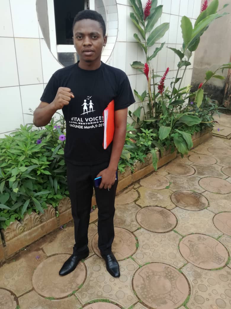 I'm wearing black today.

I am young, but I am already tired of seeing my country become a battlefield. The Anglophone crisis, Boko Haram, children who pay with their lives for the mistakes of adults, it's too much. 
#FridayInBack
#EndAnglophoneCrisis