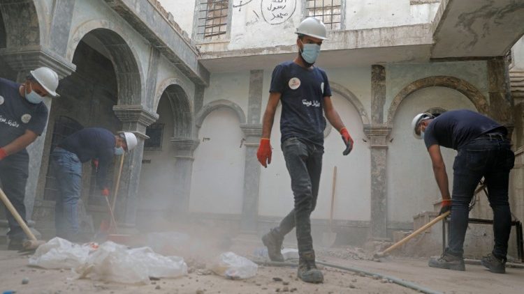 Pemuda2 Muslim di Mosul, Irak &amp; lembah Ninive membantu komunitas Kristiani utk membersihkan &amp; membuat Gereja2 siap pakai. Baru sekitar 50 keluarga berani kembali ke Mosul. Dgn kolaborasi bagus ini, mereka semua ingin hilangkan jejak2 kelam &amp; kembali hidup bersama scr damai. Peace