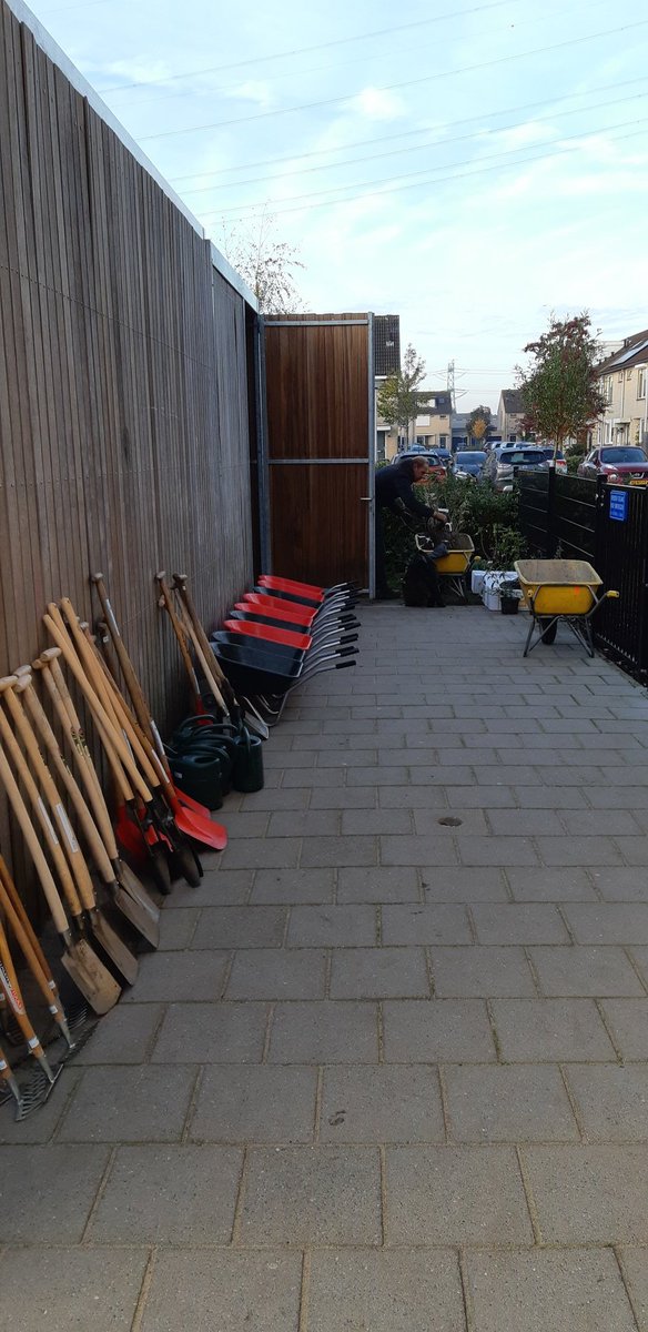 nicvdweide's tweet photo. Jaaa alles staat klaar voor de natuurwerkdag! Alle 220 kinderen leggen de laatste hand aan het schoolplein samen met Christiaan van SD-groen en tuinarchitecte Clarine Hofstee @TuimelaarObs dank @degroenemotor voor het uitlenen van de gereedschappen! https://t.co/0UWj9tqcvp