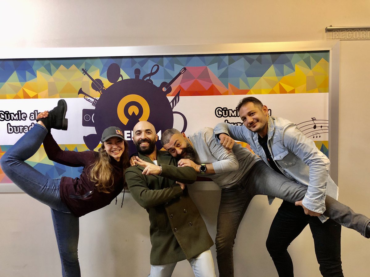 kedimbileyok's tweet photo. Rönesans! @aysebegumonbasi Bugün Dünya Aerobik Cimnastik Şampiyonumuz Bizi Ziyarete Geldi! Dikkat ettiyseniz hareketlerde bizim kadar esnek değil. Lütfen esnekliğimizi kimse sorgulamasın! 😁💪 https://t.co/L5YjFUsw4s