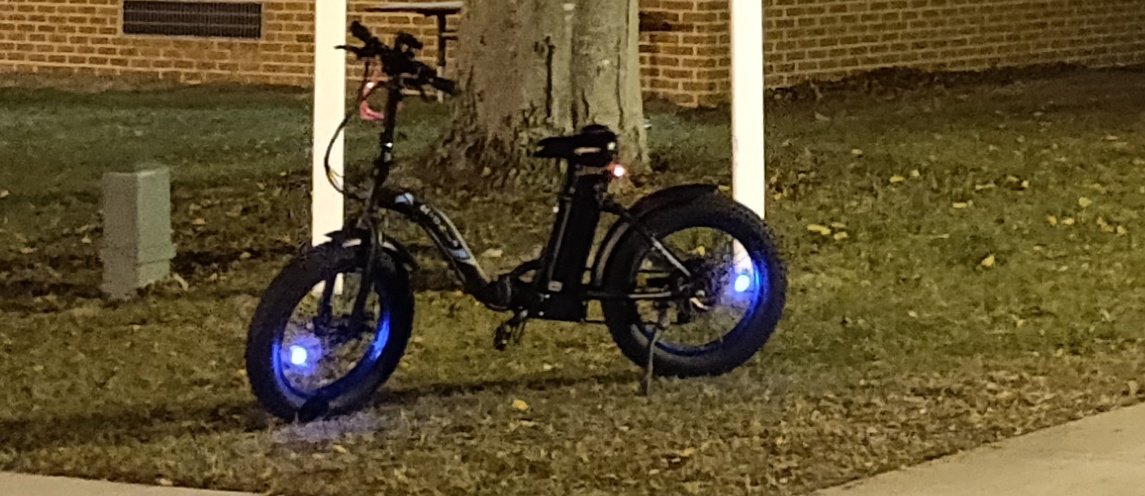 IgbySlocum's tweet photo. A library patron leaves their electric bicycle outside of this Half Hollow Hills Community Library in Dix Hills on Wednesday, Nov. 4, around 5 p.m., while checking out their reserved books. The library sits along the service road, adjacent to a nearby I-495 West exit. #ENG170 https://t.co/EaChBAMMLM