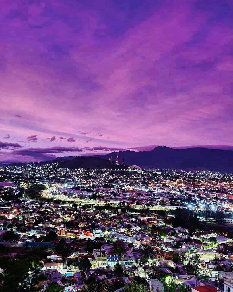 O A X A C A  y sus atardeceres. 😍
#oaxaca #coloresdemitierra #atardecer #oaxacansicaru #pasionxoaxaca #oaxacabonito #mexicomagico #iggersmexico #📸aquiencorresponda instagr.am/p/CHO5gHAAqH_/