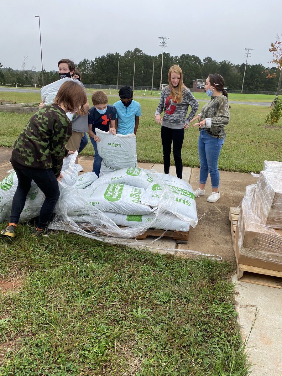 with_alexander's tweet photo. These students never cease to amaze me when it comes to coming outside and working hard to get things done! #mcmsag #mcmsffa #agwmsa https://t.co/Um1AAeCXJz