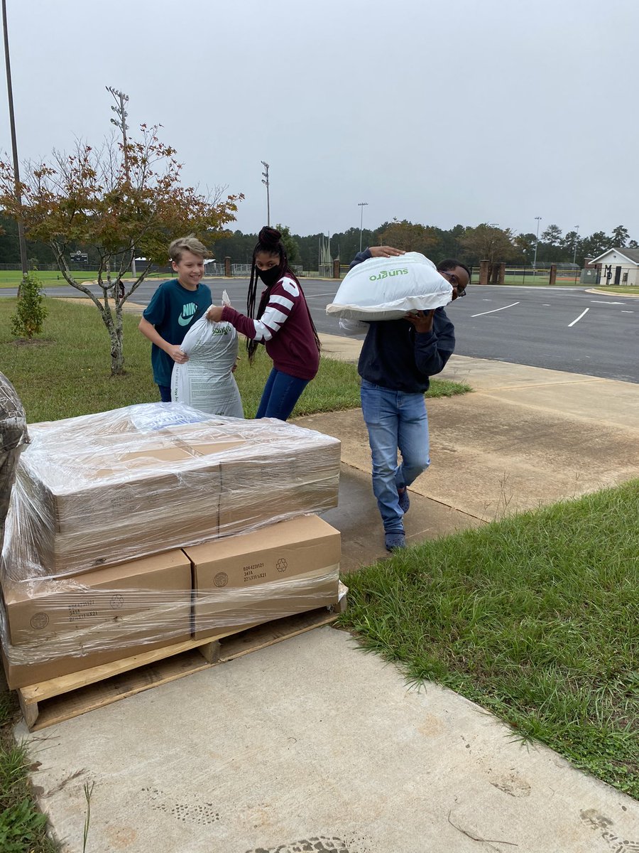 with_alexander's tweet photo. These students never cease to amaze me when it comes to coming outside and working hard to get things done! #mcmsag #mcmsffa #agwmsa https://t.co/Um1AAeCXJz