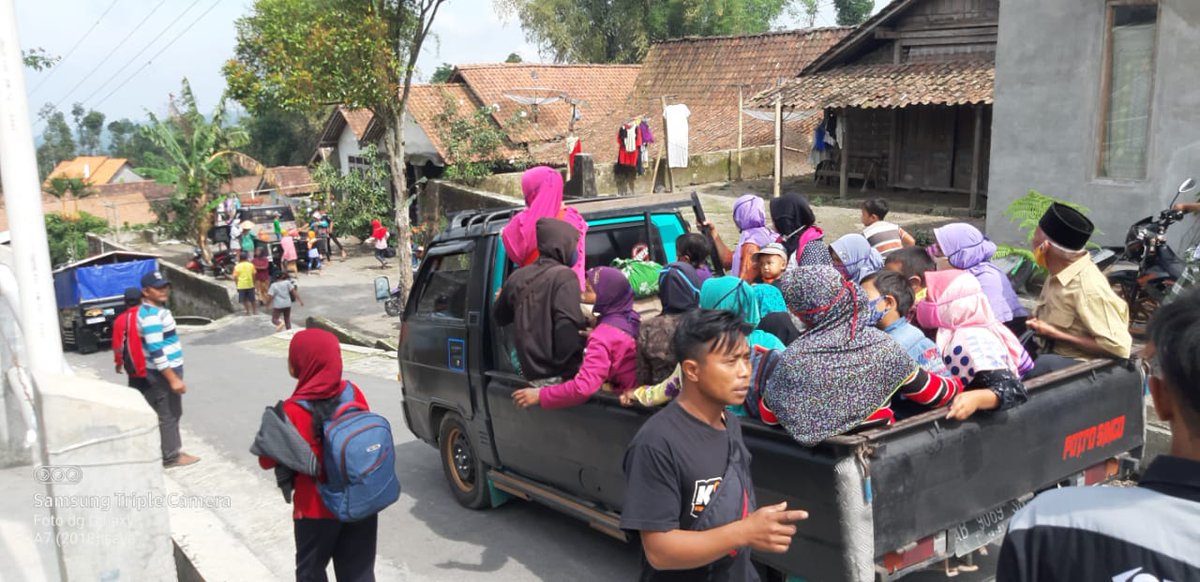 10.00 wib (6/11/2020) | Warga Babadan Desa Paten Kecamatan Dukun. Untuk kelompok rentan menuju pengungsian di Desa Banyurojo Mertoyudan. #Merapi cc <a href="/jalinmerapi/">JALIN Merapi</a> <a href="/BPPTKG/">BPPTKG</a>