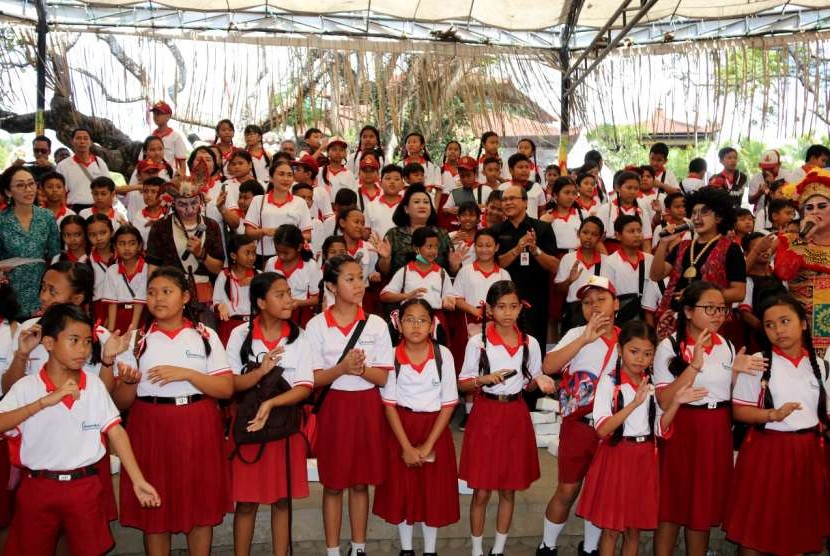 Contoh: Anak-anak dari suku Sakai (Riau) kemungkinan-besar nggak akan minder kalau "putus sekolah", tapi bakal minder kalau "nggak jago berburu".Sementara, anak-anak di kota-besar seperti Denpasar akan minder kalau "putus sekolah", tapi nggak minder ketika "nggak jago berburu".
