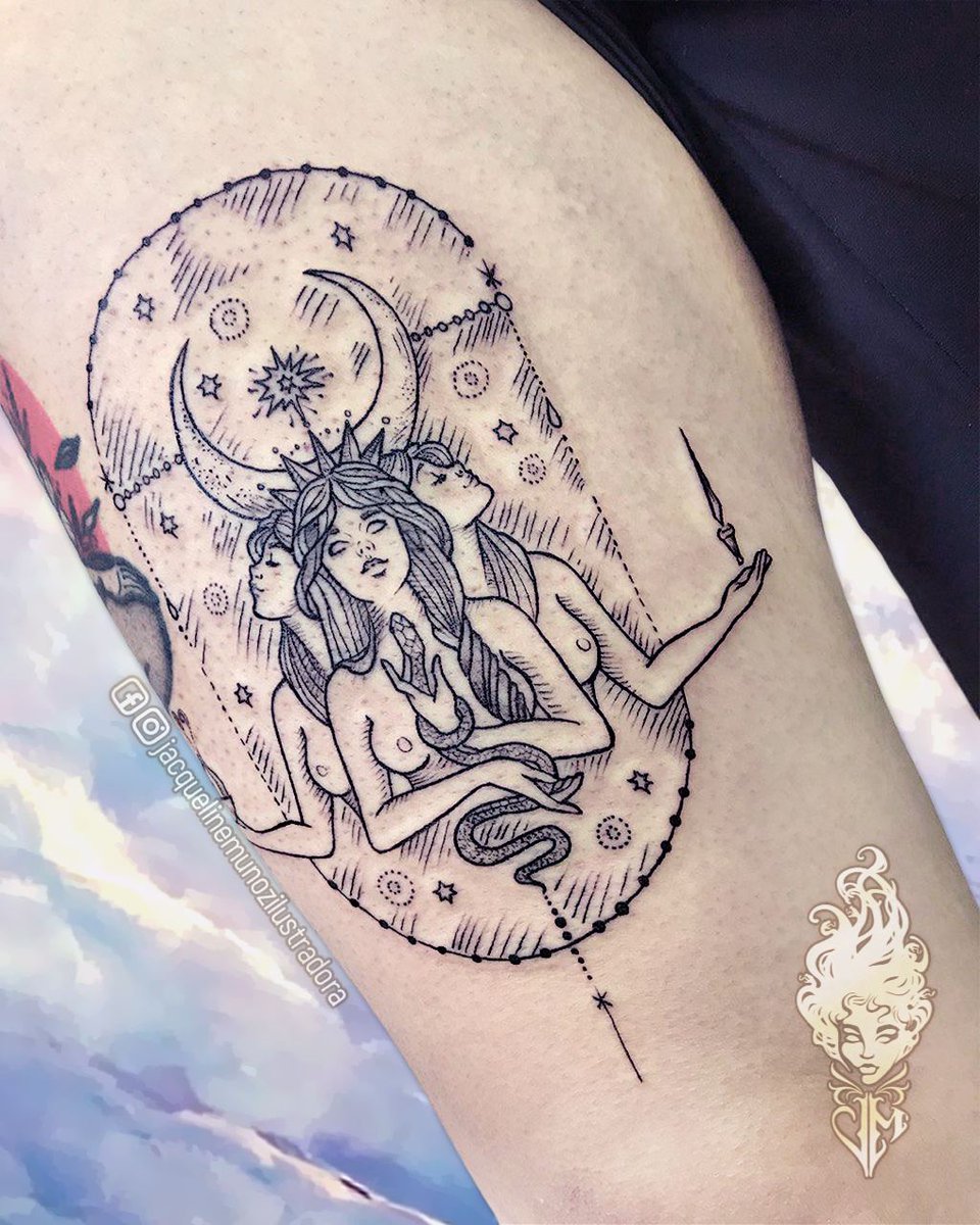 chikawonka's tweet photo. Hécate, diosa de la magia y hechicería. Un tatuaje que realizamos en simultáneo mi compañero @8eelze y yo.
🔥Citas y cotizaciones INBOX. 🔥
#tattoo #tatuaje #tatuadora #chikawonka #jacquelinemunozilustradora #jacquelinemunoz
#blackink #hecate #magictattoo #godesstattoo https://t.co/OtBWjtnRst